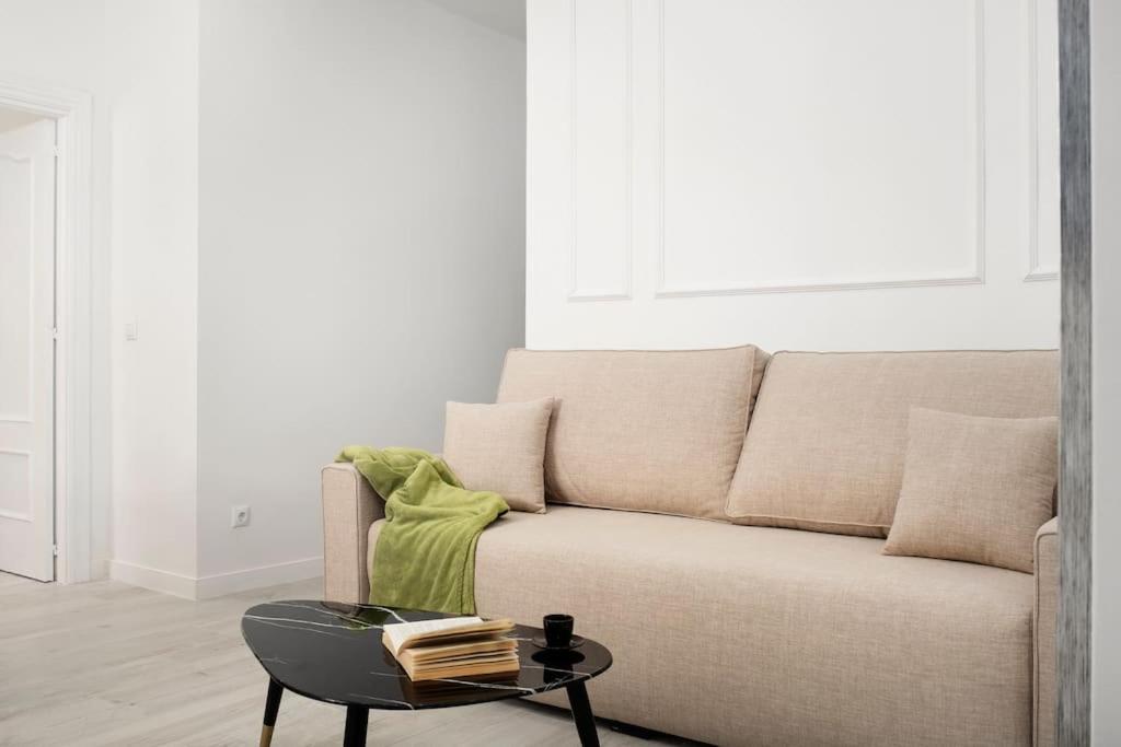 Newly Refurbished Modern 2-Bed Apartment In Heart Of Torremolinos Ngoại thất bức ảnh