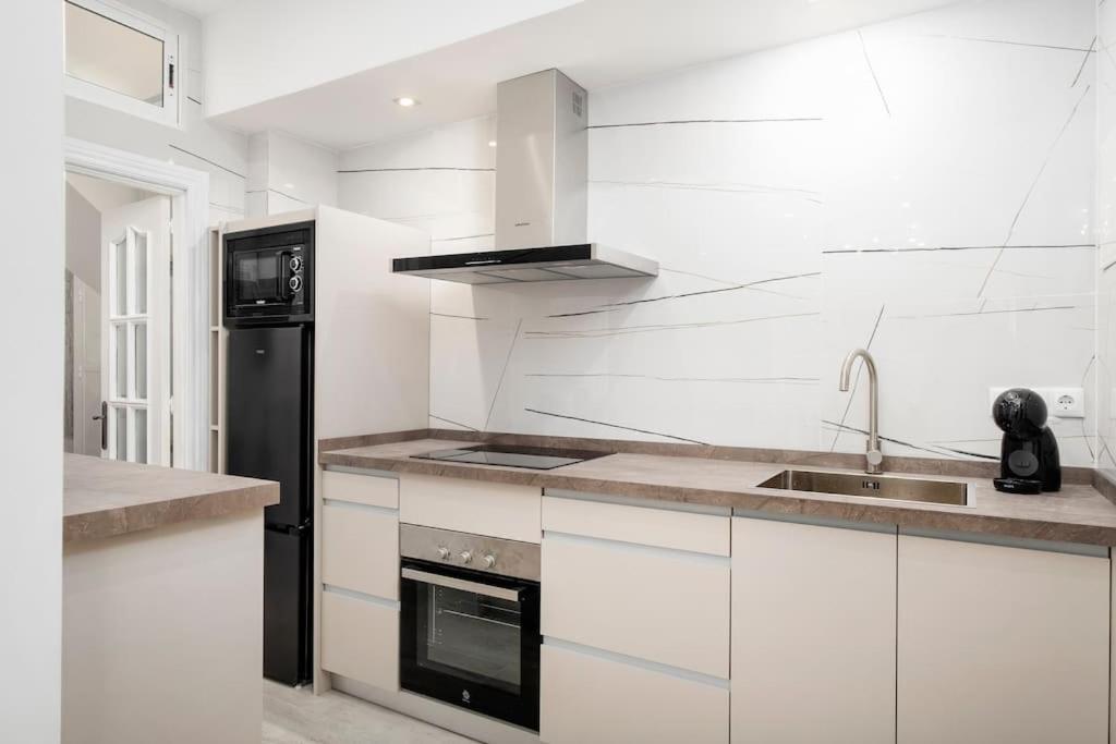 Newly Refurbished Modern 2-Bed Apartment In Heart Of Torremolinos Ngoại thất bức ảnh