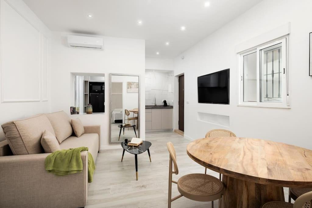 Newly Refurbished Modern 2-Bed Apartment In Heart Of Torremolinos Ngoại thất bức ảnh