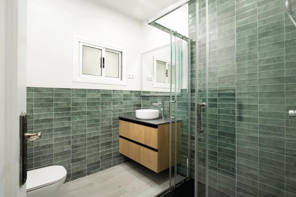 Newly Refurbished Modern 2-Bed Apartment In Heart Of Torremolinos Ngoại thất bức ảnh